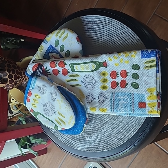 ♠️🍅Kate Spade Kitchen Towels & Mitts Set - Picture 2 of 9